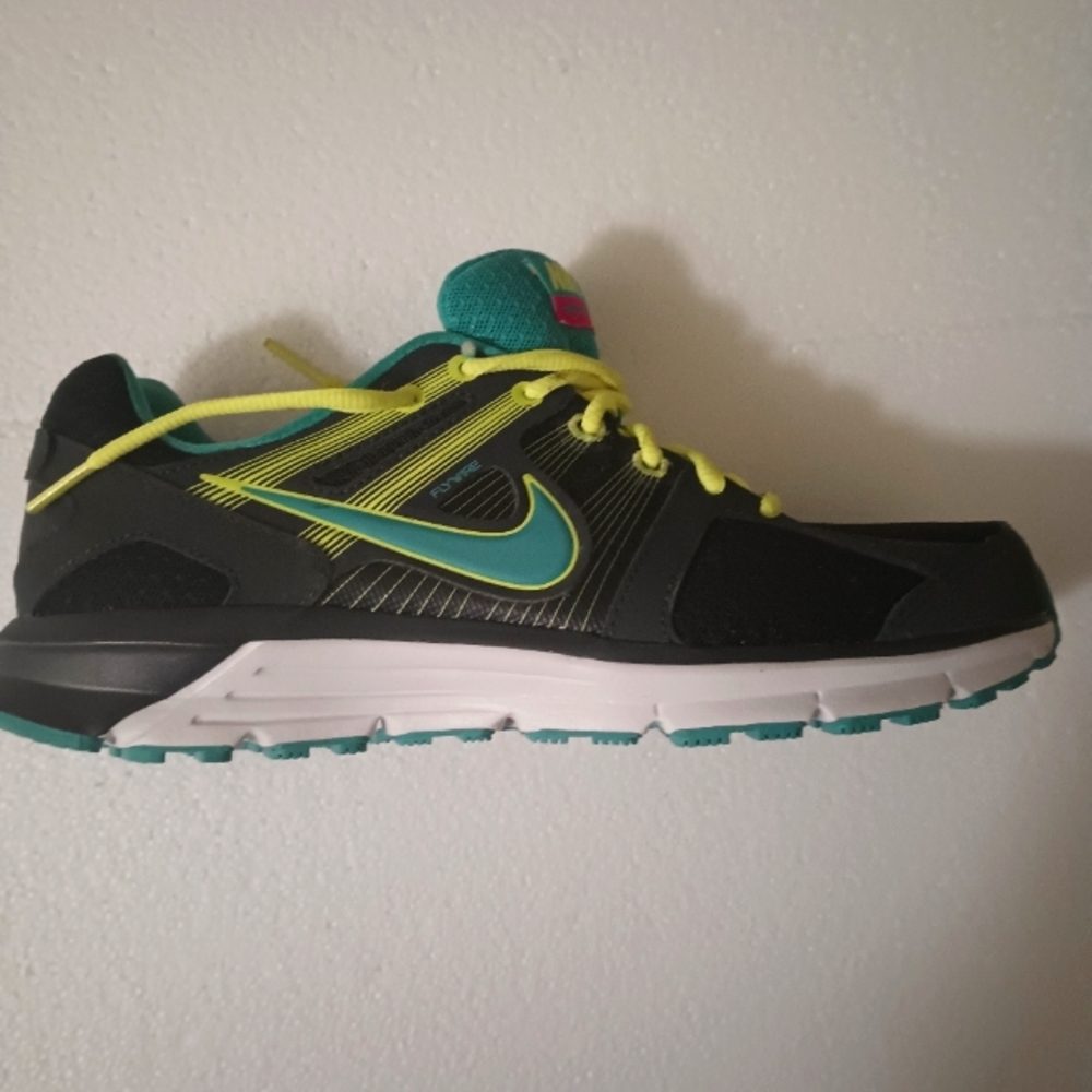 Only 1 right foot women's Nike sneaker sz 8.5
